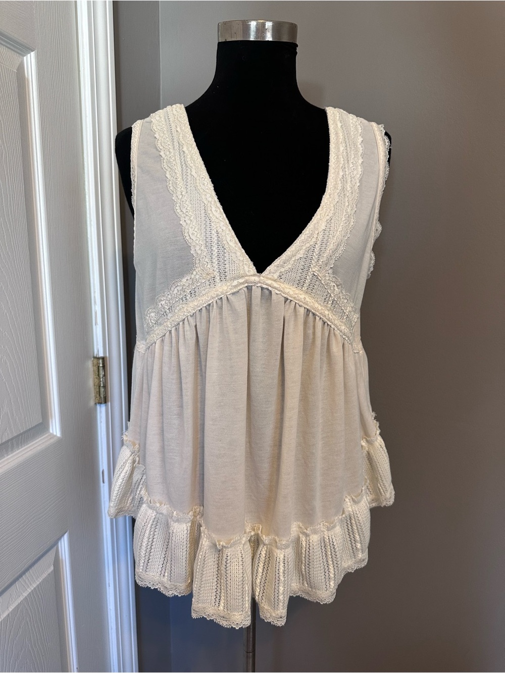New POL Sleeveless Lace-Trim V-Neck Tank Top in Cream Oversize Small